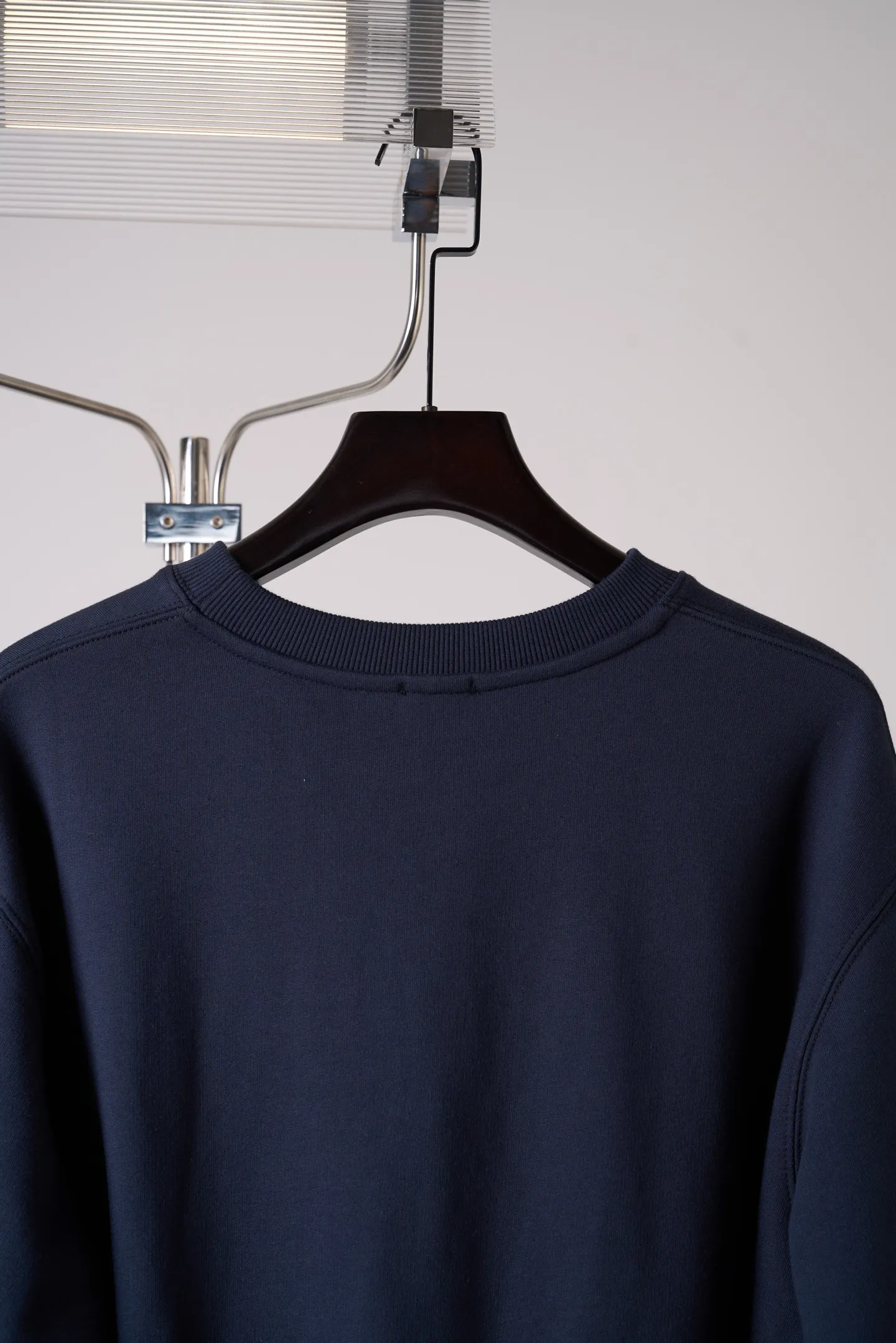 [Real auction] Celine/Céline Paris letter printed logo round neck sweatshirt (women's style) [In Stock] S M L custom-dyed densely woven fish scale sheared cotton material, fine and fluffy, soft and skin-friendly. The navy blue base color settles the retro tone, and the burgundy contrasting color evokes the college charm, gently interpreting the casual and free girl's posture. The iconic Celine Paris arch print is placed on the chest of the body, and the Retro school font is layered in contrasting colors, which is neat, full and powerful; the cuffs are embellished with exquisite hand-embroidered logos, which are low-key and hidden in the sleeves, and the light and dark echo each other. The soft dropped shoulders and loose fit take into account relaxation and neat lines. The moderate length flatters the body shape and creates a casual retro college girl silhouette. The style is evident in the details, relaxed yet refined, interpreting the retro accent of contemporary girls. 1. Imported machine embroidery technology uses advanced computer control systems and precision mechanical components to precisely create the iconic TRIOMPHE logo embroidery, with smooth and delicate lines and a full sense of sophistication. 2. Glue printing: Use glue liquid paint to print patterns on the fabric, and bake the fabric to fix the printed pattern. 3. Fermentation washing treatment: The fabrics have been fermentation washing, which makes the hand feel and texture better, is not easy to deform, shrink, and fade, and maintains long-term beauty and loose fit.